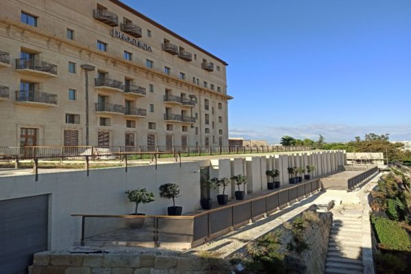 01_External-view-of-the-new-wing-hosting-the-Phoenicia-Spa-in-context_Credits-AP-Valletta